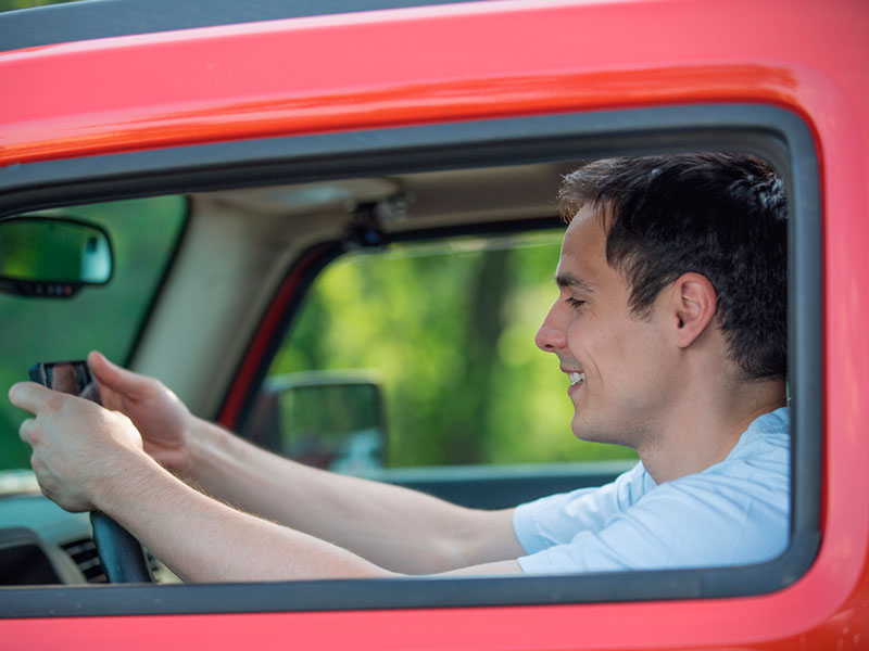 Los peligros de tener el celular al volante - Conductores vanidosos