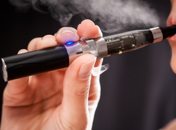 Los e-cigarettes son adictivos y peligrosos - Jóvenes en peligro