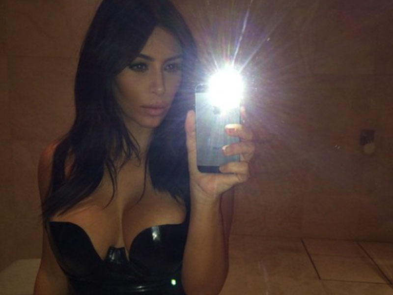 ¿Por qué desnudarse frente al celular? - Kim Kardashian