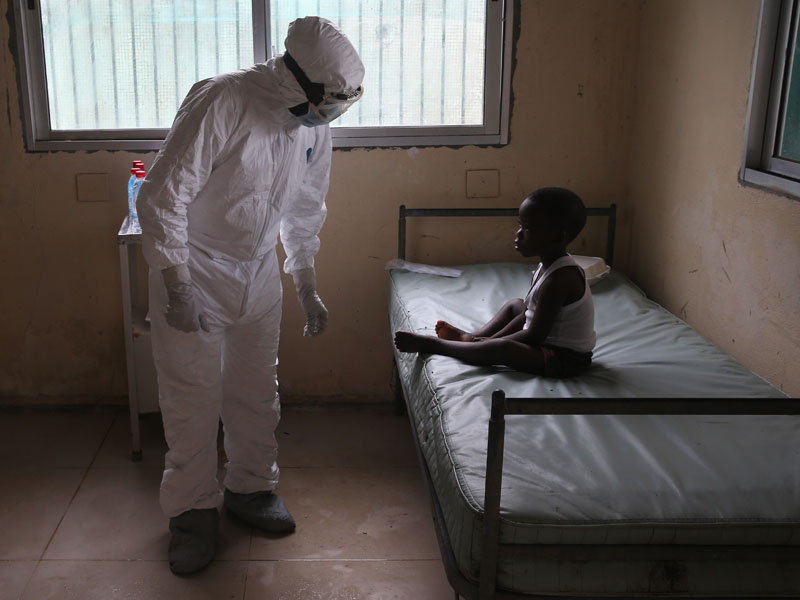 Ébola: médicos que combaten el virus en África - Resistencia