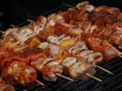 Brochetas de pollo con salsa saté