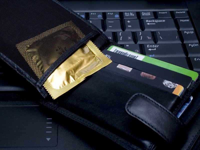 15 secretos sobre el uso del condón - Secreto #7: tienen poca vida en la billetera
