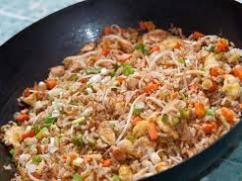 Arroz frito al huevo con pollo