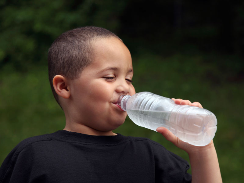 ¿Qué hago si mis hijos no beben agua? - ¿Cuánta agua necesita un niño?