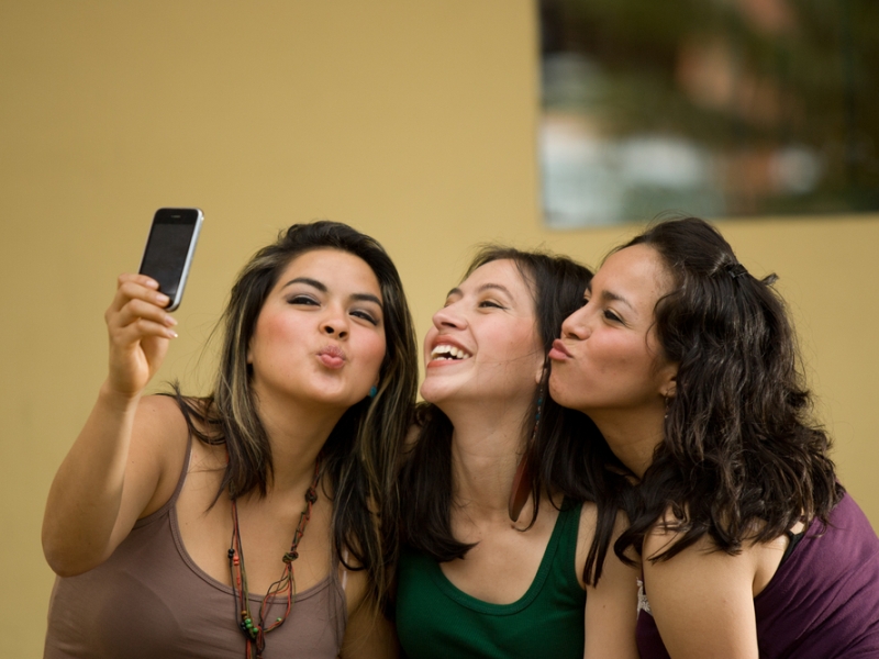 Más cirugías estéticas por auge de selfies - Sólo fotos felices