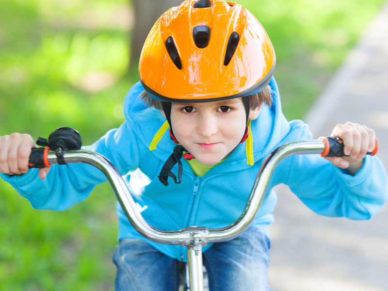 Hemofilia: actividad física infantil - Ciclismo: casco y protección