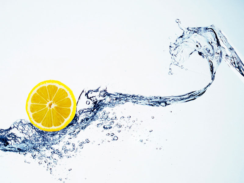 10 Beneficios de tomar agua con limón  - ¿Por qué?