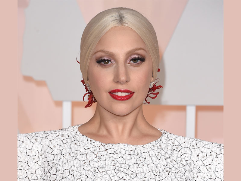 Los más extraños hábitos de belleza de las famosas - 5. Lady Gaga: se hace liftings con cinta adhesiva