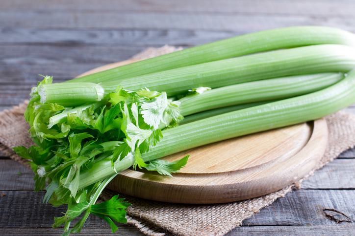 Vegetales verdes que ayudan a depurar el cuerpo - Apio