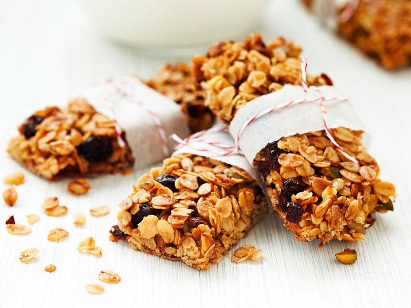 10 snacks saludables y llenos de energía - ¡Mejor haz tu propia barra!