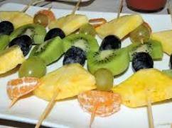 Brochetas de fruta con salsa de yogur de fresa