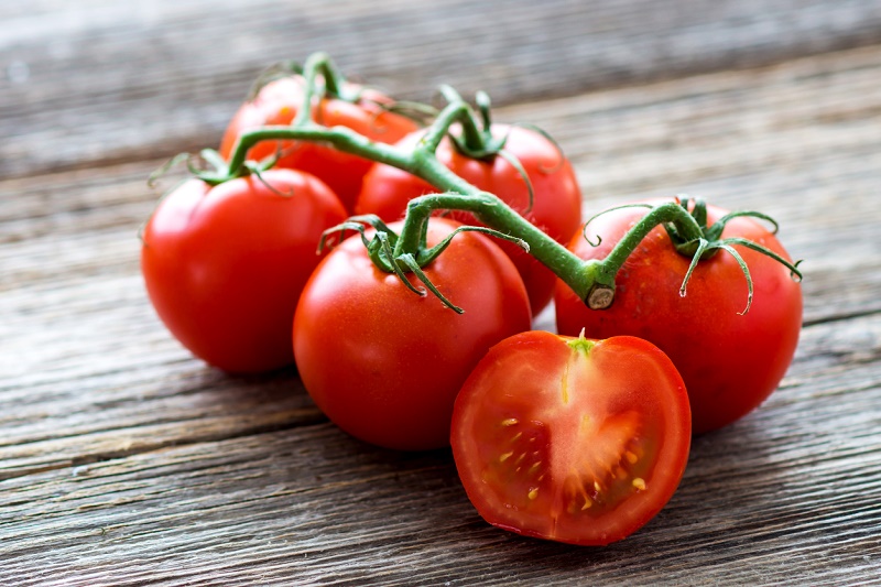Qué alimentos ayudan a aliviar la retención de líquidos - Tomate