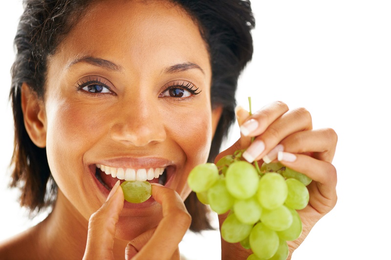 Qué alimentos ayudan a aliviar la retención de líquidos - Uva