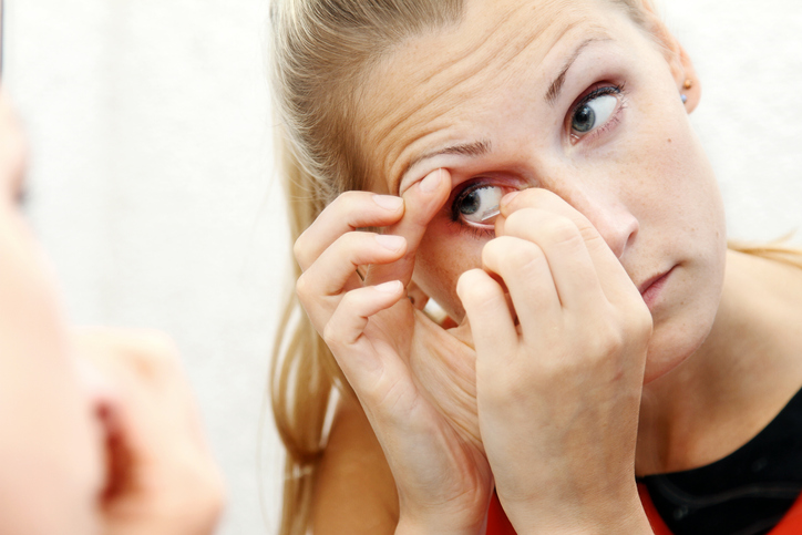 Evita errores con tus lentes de contacto - Cómo quitar las lentes