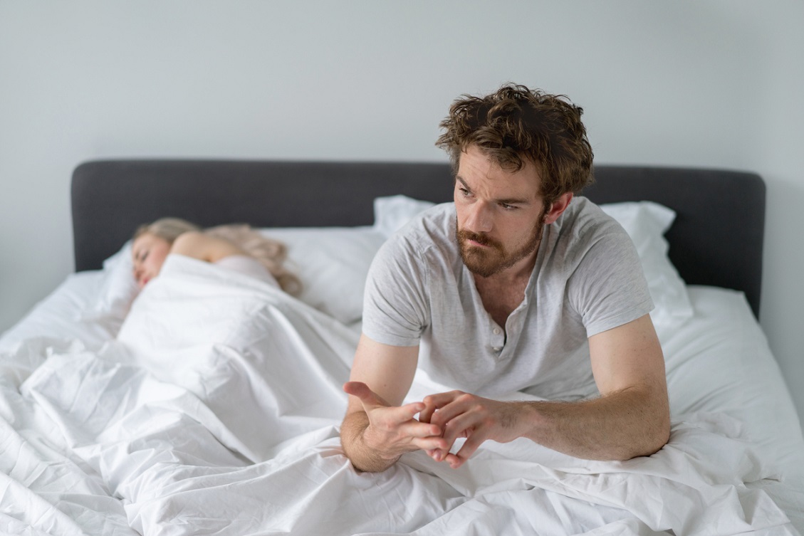 Dormir mal genera hostilidad con tu pareja