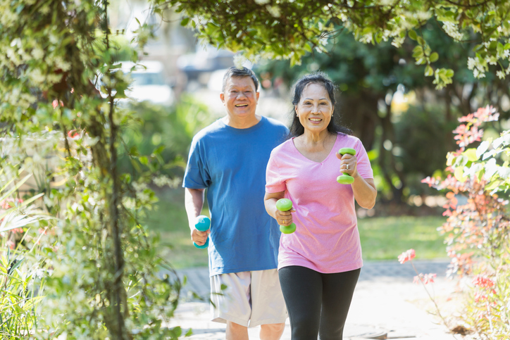Caminar, calcio y vitamina D para prevenir la osteoporosis - ¿Qué puedes hacer?
