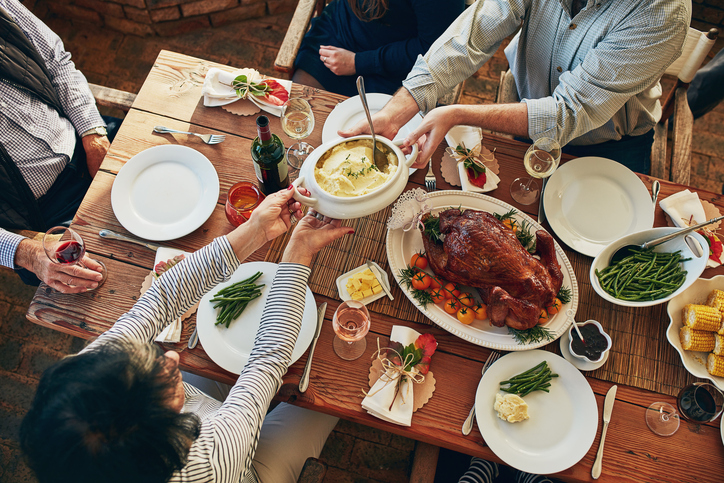 11 consejos para comer sin excesos en Thanksgiving - 9. Revisa las opciones