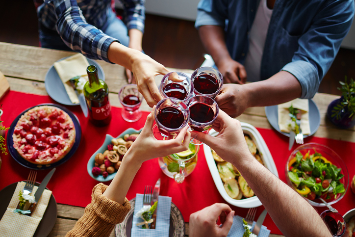 11 consejos para comer sin excesos en Thanksgiving - 6. Evita el alcohol con el estómago vacío