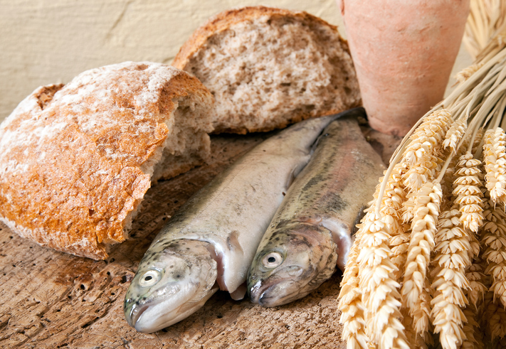 Conoce los alimentos que te suben el ánimo - Pan vs pescado