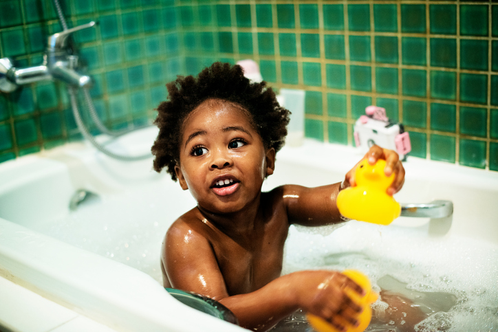 Lo que esconden los juguetes de la bañera de tu hijo