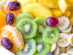 Ensalada de frutas con jugo de naranja 