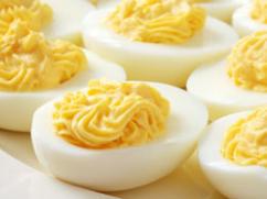 Huevos rellenos con papa y queso bañados con mayonesa