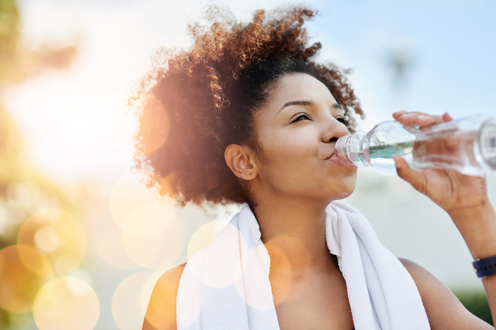 Cómo prevenir los cálculos renales - Bebe mucha agua