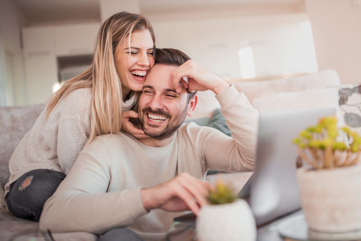 Una pareja feliz no compartiría su relación en las redes