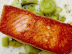 Salmón  con salsa de pepino