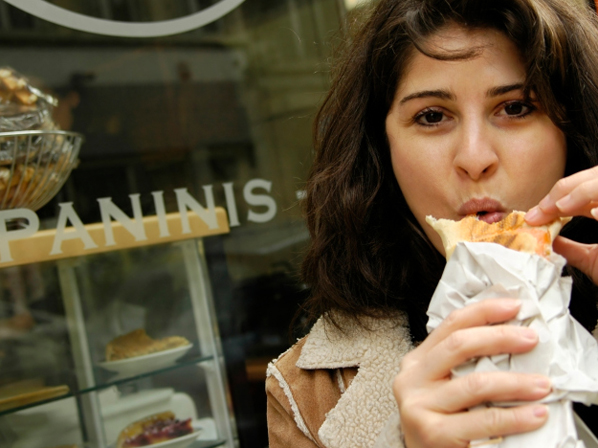 Los 15 hábitos que no te dejan adelgazar - 14. Comer apurada, caminando