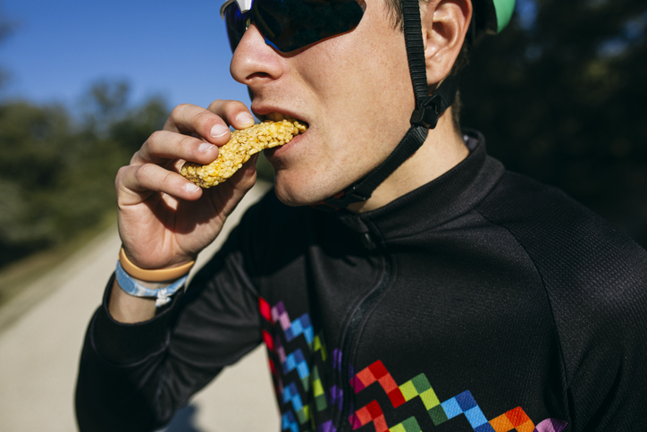 Si je veux être cycliste, comment dois-je manger avant, pendant et après mon entraînement ? 
