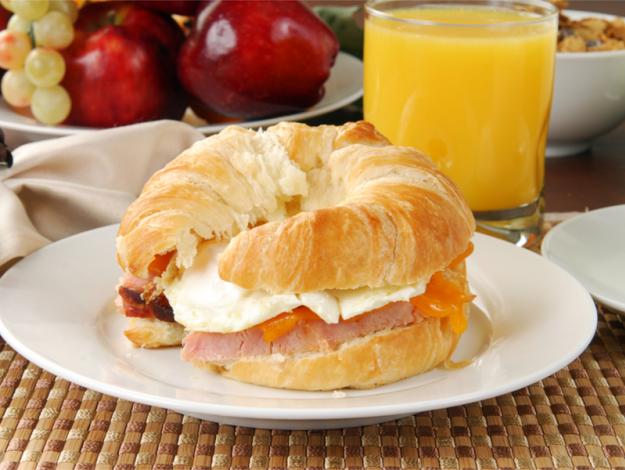10 desayunos nutritivos y bajos en calorías - 3. Croissant de queso y huevo: 320 calorías