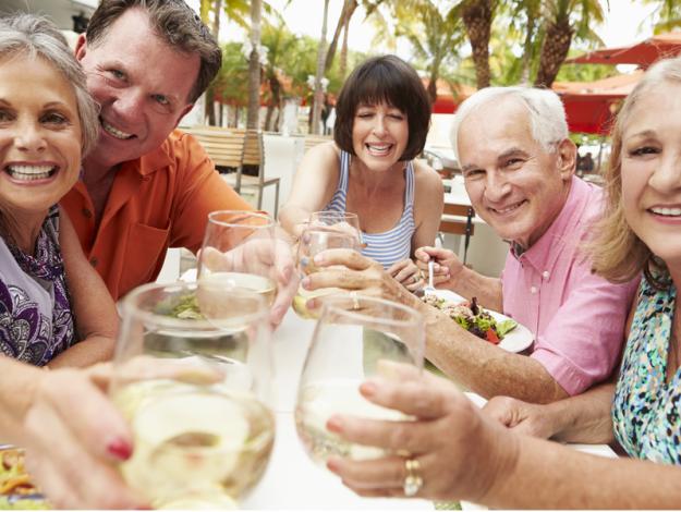 10 mitos comunes sobre el alcohol - Cuánto alcohol pueden consumir los mayores