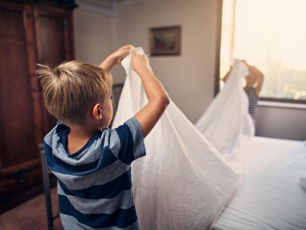 Mi hijo moja la cama, ¿qué hago? - Pídele ayuda