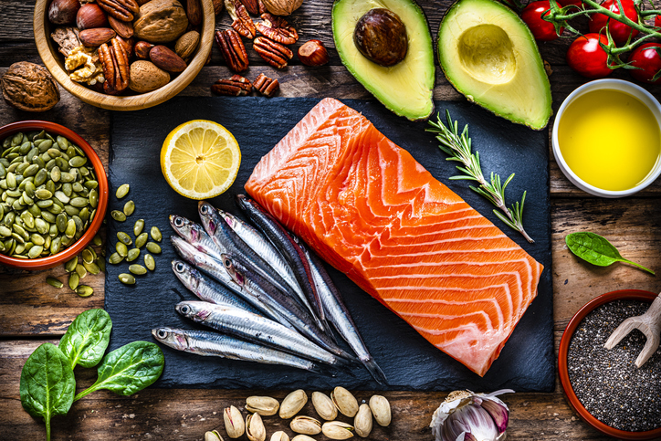 Dolor de rodilla: qué alimentos evitar y cuáles incluir en la dieta - Alimentos ricos en omega-3