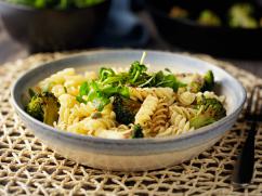 Ensalada agridulce de pasta y brócoli