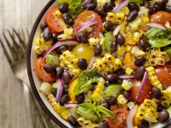 Ensalada de pimiento asado con elote y frijoles