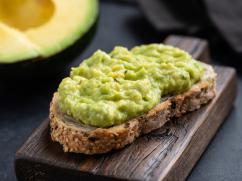 Tostadas de aguacate y queso