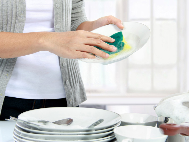 La mejor forma de lavar los platos - Lavar a mano reduciría las alergias