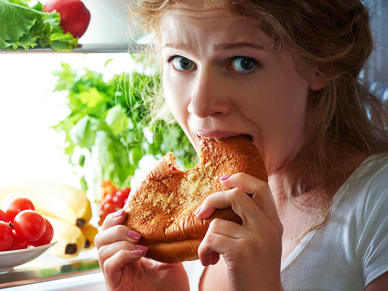 10 señales de alerta de la bulimia - 1. Atracones de comida