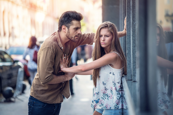 11 hábitos que pueden arruinar tu relación - 2. Pelear en público