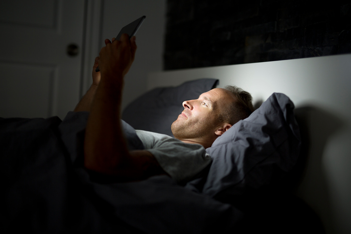 14 errores cotidianos que dañan tu salud - Revisar el Ipad en la cama