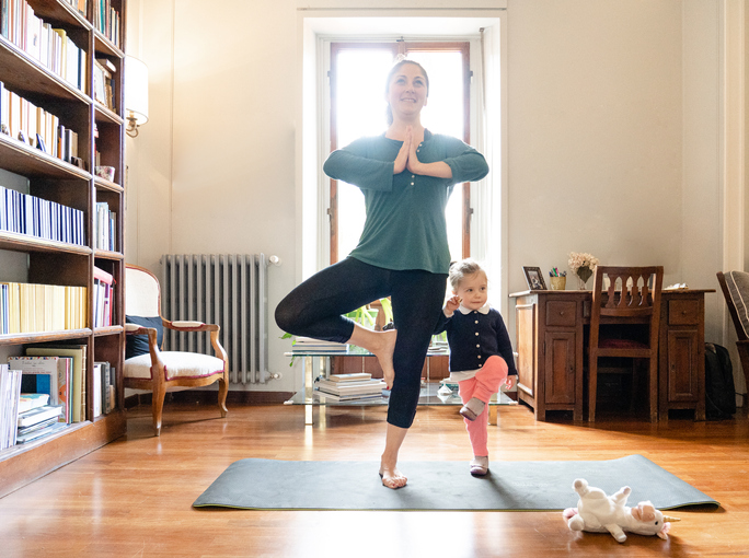 Cuáles son las mejores posturas de yoga para cuidar la salud - Árbol