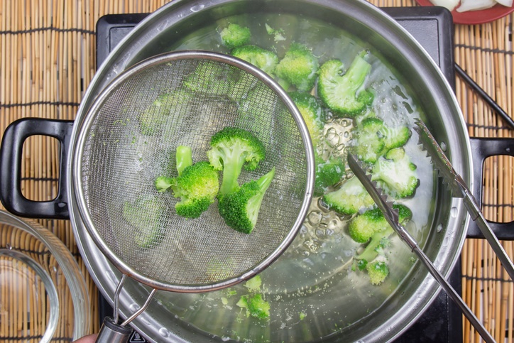 Dieta keto: receta de coliflor con brócoli - 2. Hierve el brócoli  