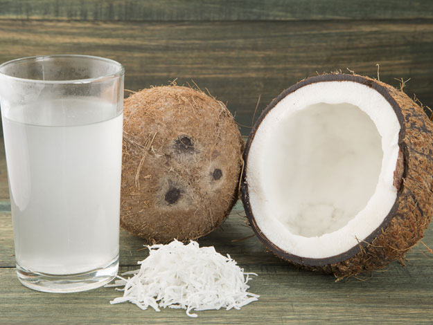 Los mejores…y peores alimentos para la resaca - Agua de coco, una mejor opción