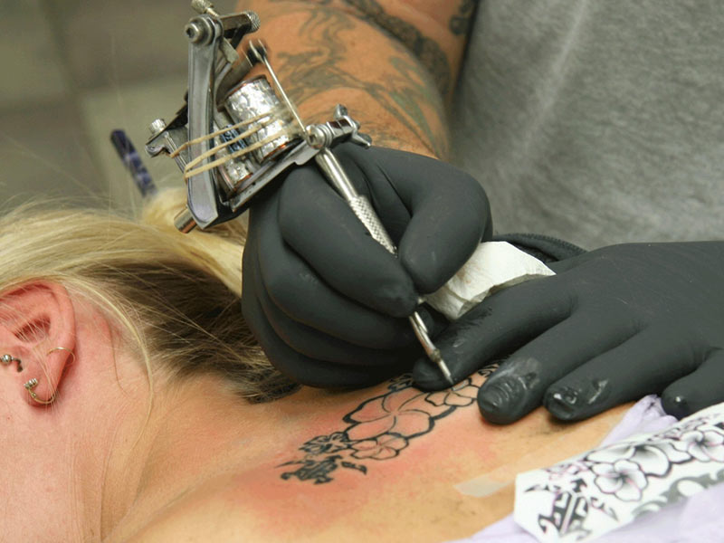 Lo que debes saber sobre tu primer tatuaje - Atento a los síntomas