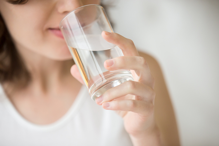 10 métodos para quitar las bolsas de los ojos - 2. Bebe suficiente agua