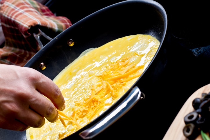 Dieta keto: deliciosa receta de omelette de champiñones - 2. En una sartén derrite la mantequilla 