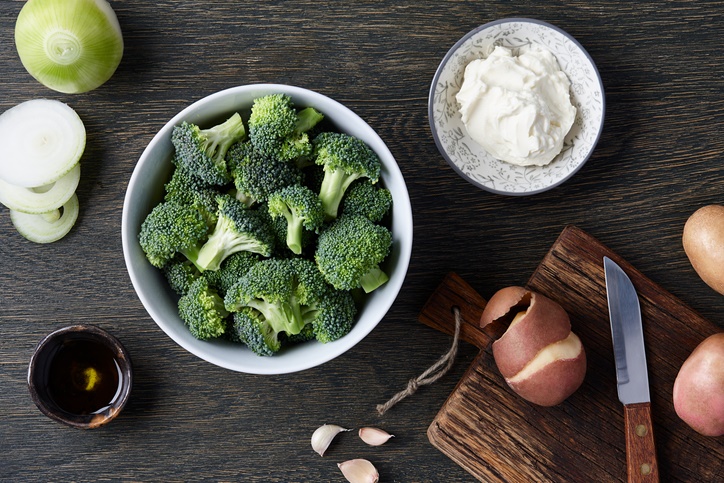 Dieta keto: receta de coliflor con brócoli - 3. Incorpora los otros ingredientes