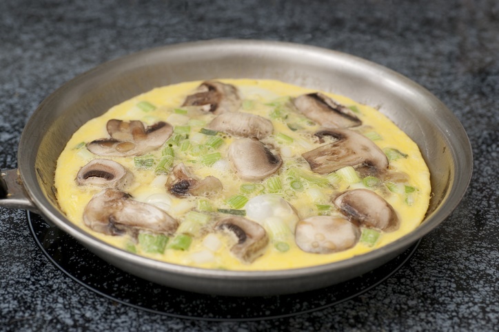 Dieta keto: deliciosa receta de omelette de champiñones - 3. Deja cocer ligeramente